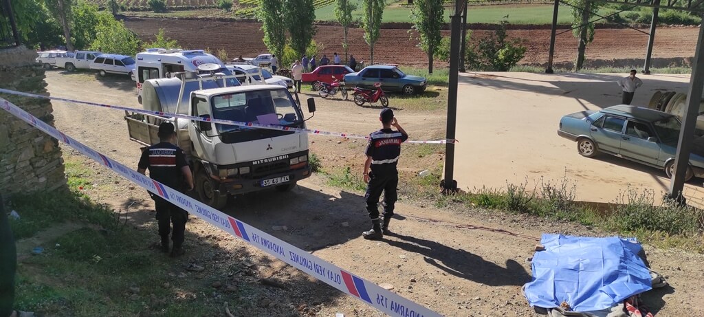 Manisa'nın Alaşehir ilçesinde kamyonetin çarptığı kadın hayatını kaybetti