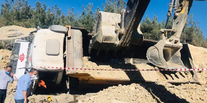 Manisa'nın Soma ilçesinde kazada devrilen kamyonun sürücüsü hayatını kaybetti