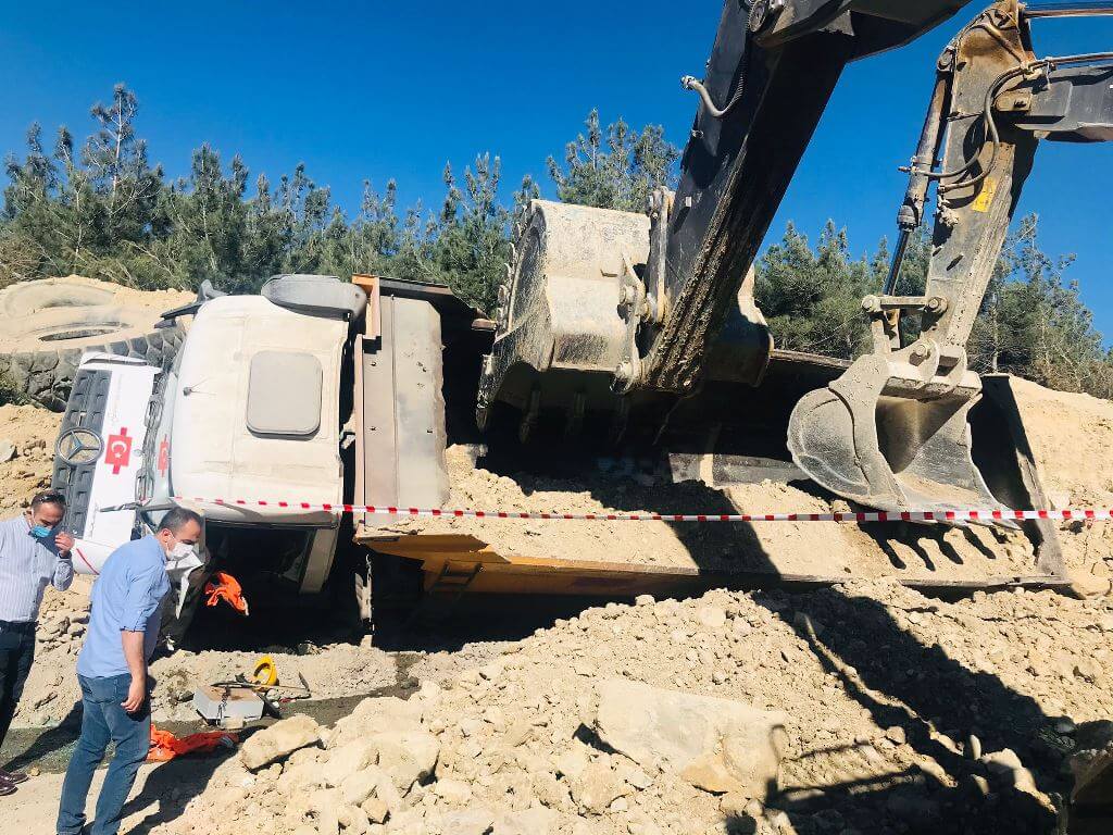 Manisa'nın Soma ilçesinde kazada devrilen kamyonun sürücüsü hayatını kaybetti