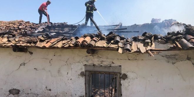 Manisa'nın Turgutlu ilçesinde çıkan yangında müstakil ev kullanılmaz hale geldi