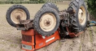 Manisa'nın Saruhanlı ilçesinde devrilen traktörün sürücüsü öldü