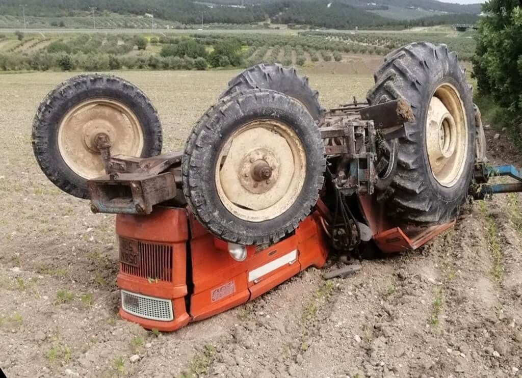Manisa'nın Saruhanlı ilçesinde devrilen traktörün sürücüsü öldü