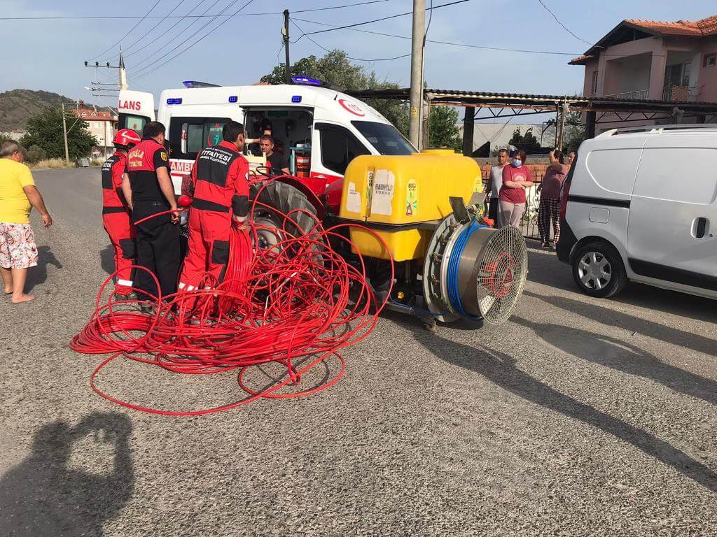 Muğla Ortaca'da bir kişi sıkıştığı traktörün altından kurtarıldı.