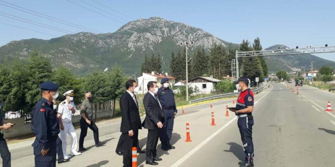 Muğla Valisi Orhan Tavlı, Fethiye'de uygulama noktalarındaki tedbirleri denetledi