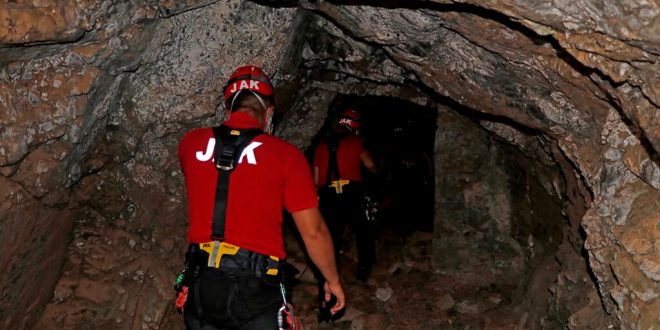 Muğla'da atıl durumdaki maden ocağında bulunan kuyuya düşen genç kurtarıldı