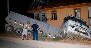 Muğla'da el freninin boşaldığı öne sürülen tır, apartmana çarptı