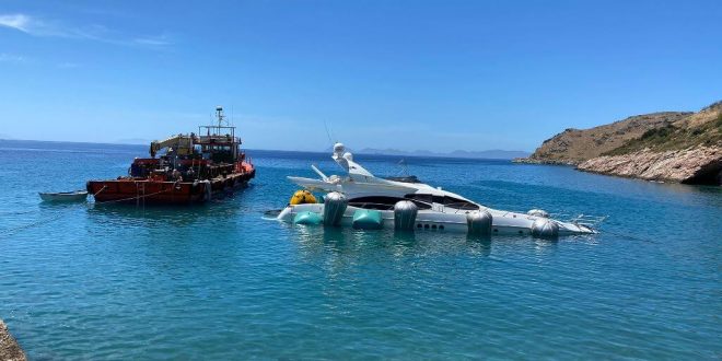 Muğla'da karaya oturan lüks yat çıkartıldı