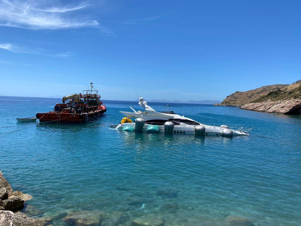 Muğla'da karaya oturan lüks yat çıkartıldı