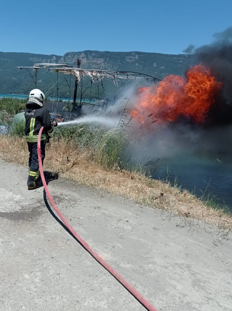 Muğla'da polyester teknede çıkan yangın söndürüldü