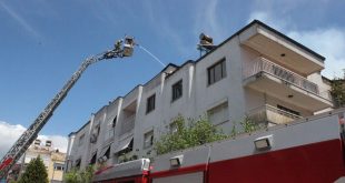 Ödemiş'te bir apartmanın çatısında çıkan yangın söndürüldü