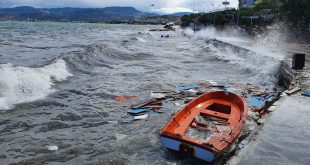Şiddetli fırtına Dikili'de teknelerin batmasına neden oldu