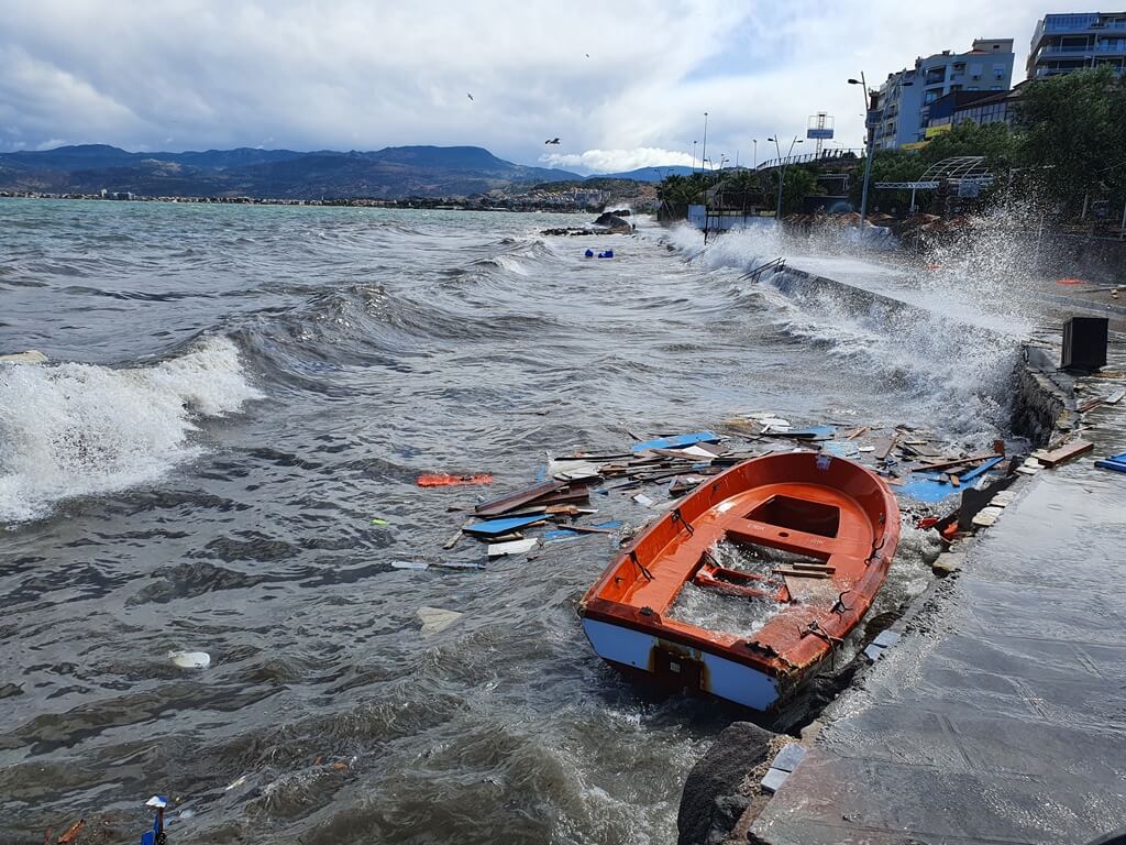 Şiddetli fırtına Dikili'de teknelerin batmasına neden oldu