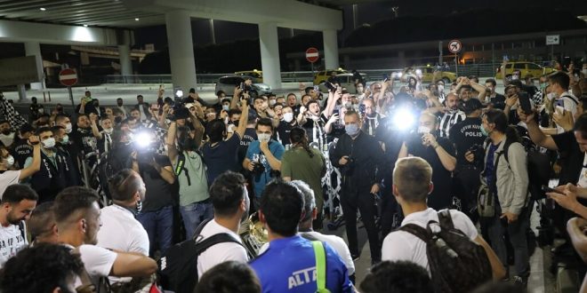 Süper Lig'e yükselen Altay'ı İzmir'de taraftarlar karşıladı