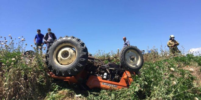 Tire İlçesinde devrilen traktörün sürücüsü yaralandı