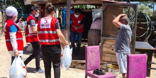Türk Kızılay Muğla'da evi yanan aileye yardımda bulundu