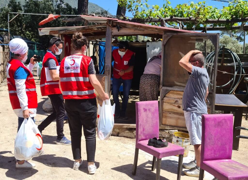 Türk Kızılay Muğla'da evi yanan aileye yardımda bulundu