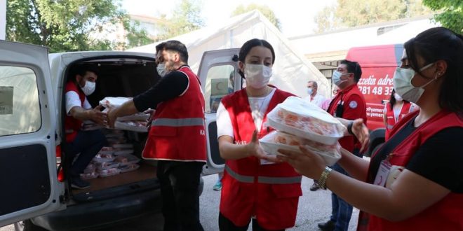 Türk Kızılay'ı Ramazanda 2 Bin kişiye iftar yemeği dağıttı