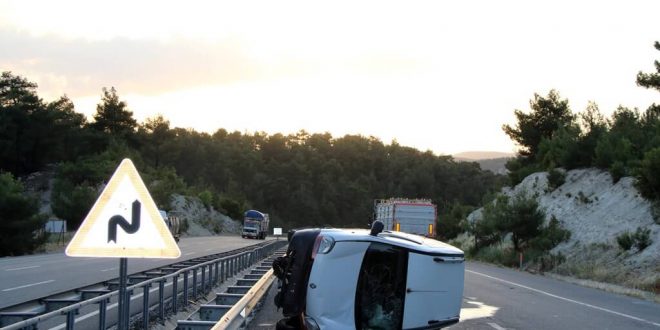 Uşak'ta hafif ticari araç devrildi: 3 yaralı