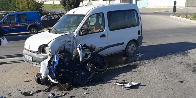 Uşak'ta hafif ticari araçla çarpışan motosikletin sürücüsü ağır yaralandı