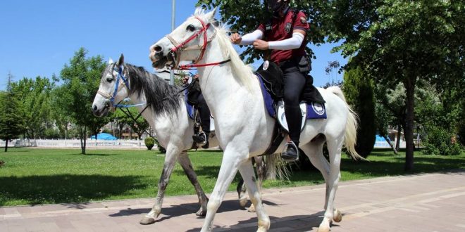 Uşak'ta Kovid-19 denetimlerine atlı polisler de katılıyor