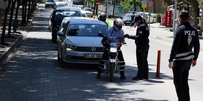 Uşak'ta Kovid-19 tedbirlerine uymadığı belirlenen 427 kişiye para cezası kesildi