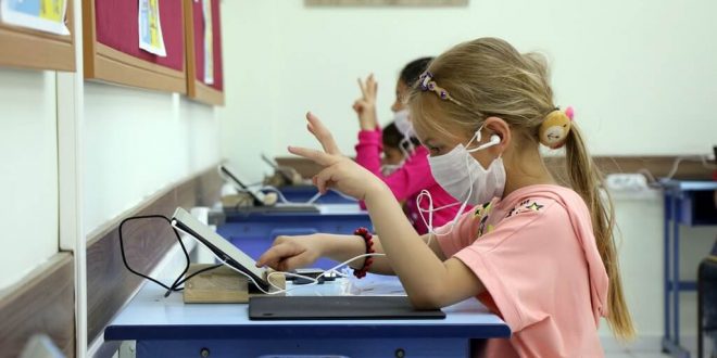 Uşak'ta mevsimlik tarım işçilerinin çocukları için ilkokulda "EBA destek noktası" oluşturuldu