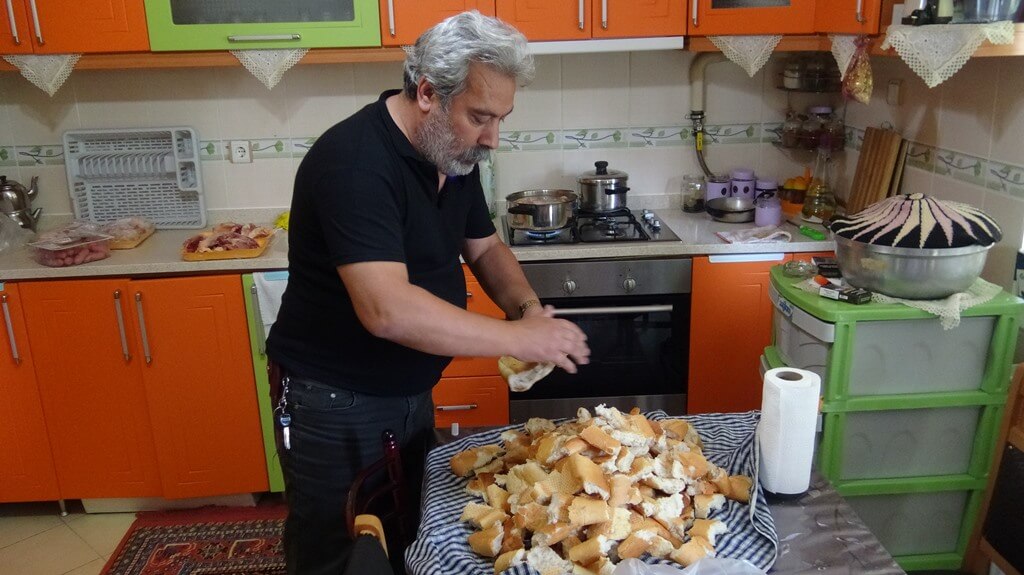 Afyonkarahisar'da "can dostları"nı günde iki kez besleyen esnaf, çevresindekilere örnek oluyor