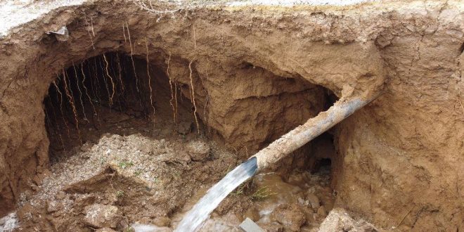 Afyonkarahisar'da etkili olan sağanak nedeniyle mahalle yolunda göçük oluştu