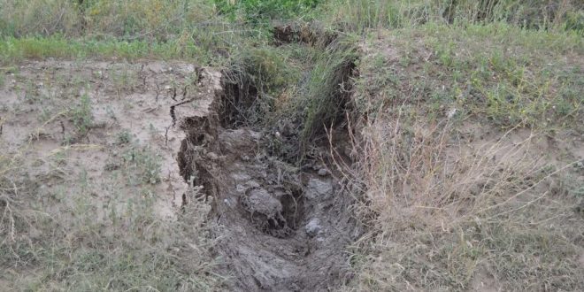 Afyonkarahisar'da etkili olan sağanak yollarda ve tarım arazilerinde hasara neden oldu