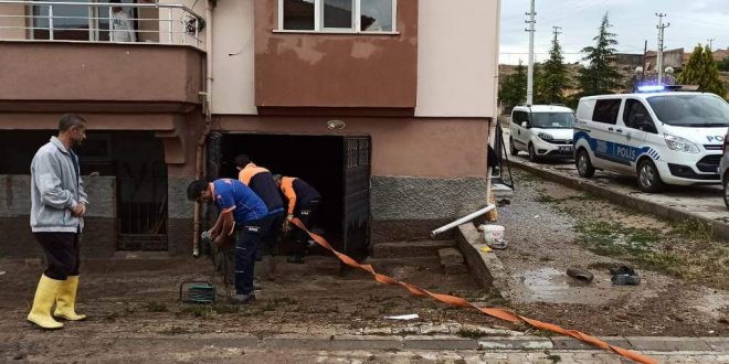 Afyonkarahisar'da sağanağın zarar verdiği bölgelerde temizlik çalışmaları sürüyor