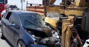 Akhisar'da vince çarpan otomobil sürücüsü ağır yaralandı