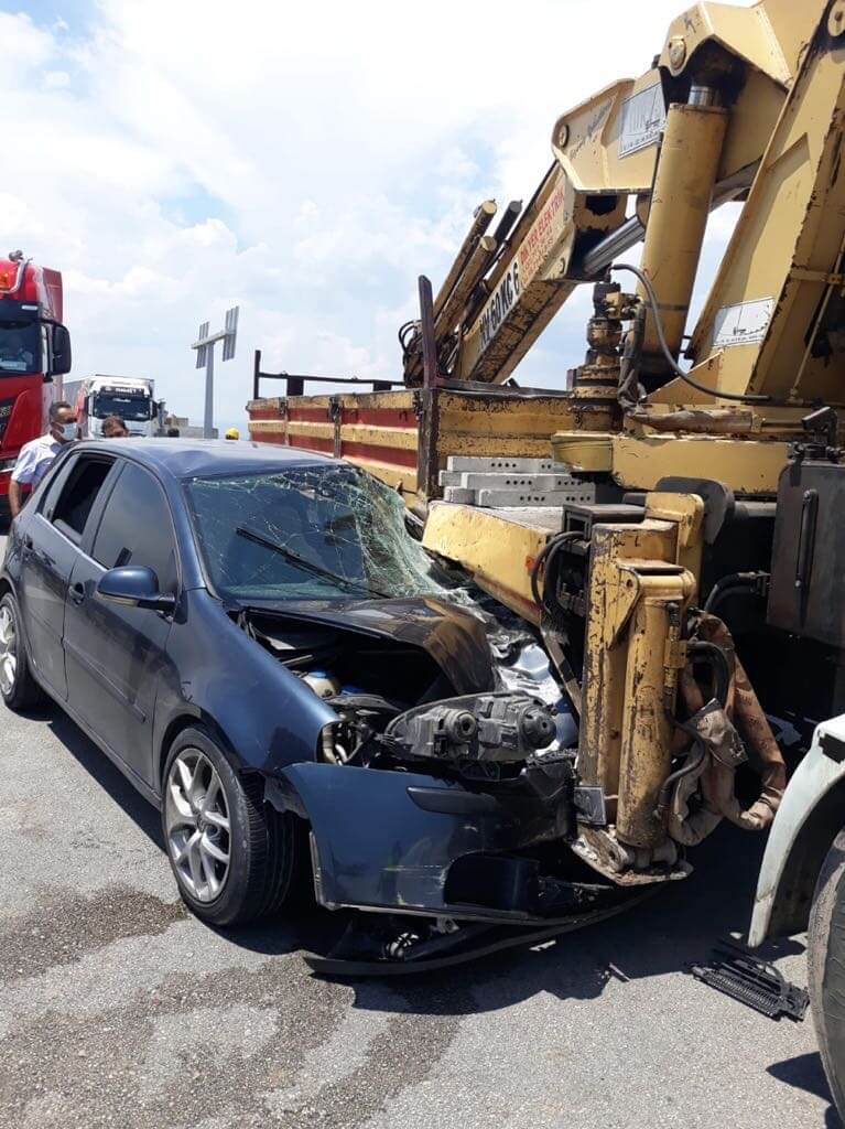 Akhisar'da vince çarpan otomobil sürücüsü ağır yaralandı