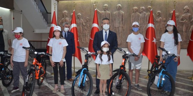 Aydın’da en çok atık toplayan 5 öğrenciye bisiklet hediye edildi