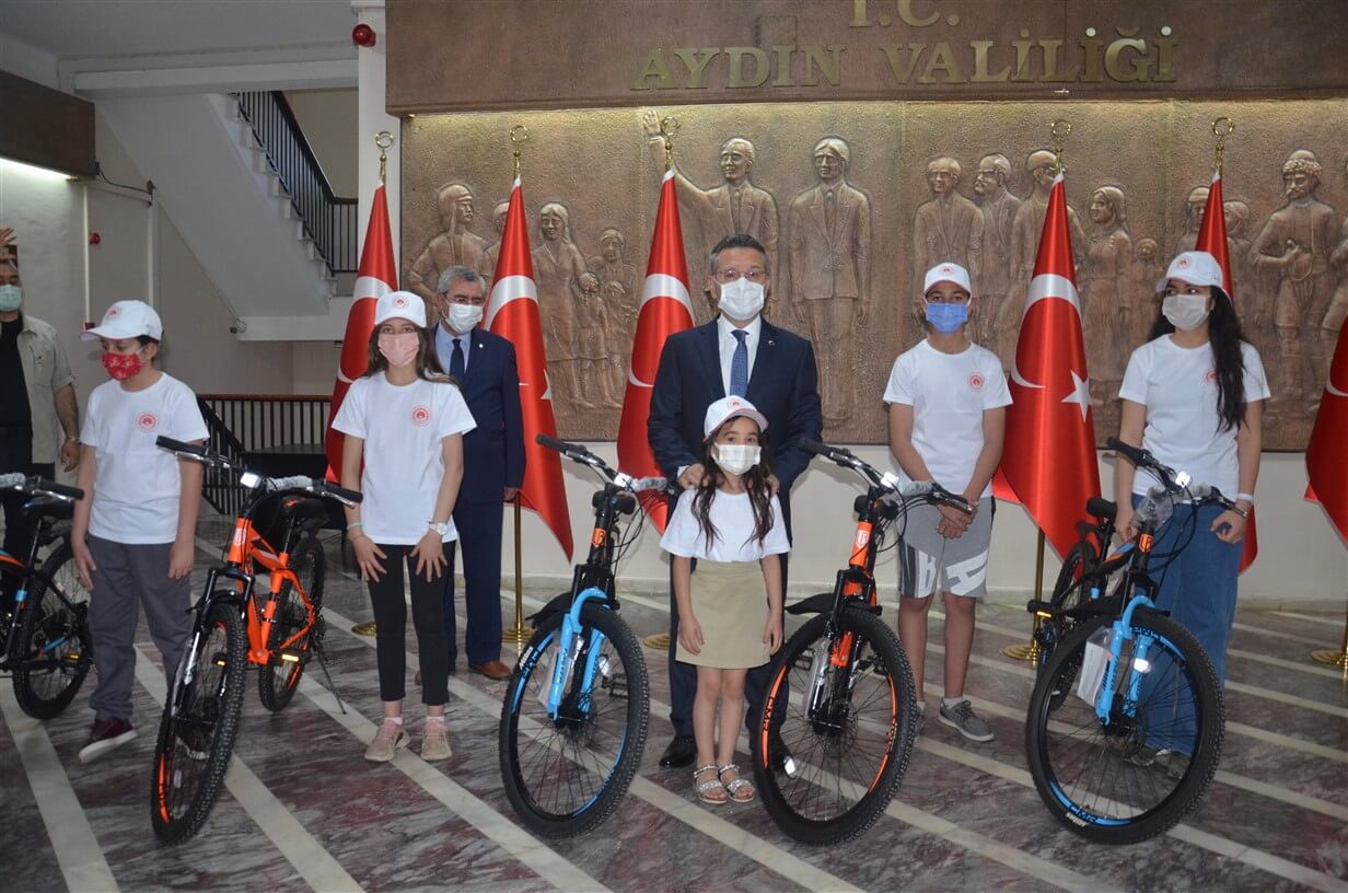 Aydın’da en çok atık toplayan 5 öğrenciye bisiklet hediye edildi
