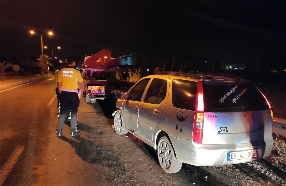 Aydın'ın İncirliova ilçesinde otomobil ile traktör çarpıştı: 3 yaralı
