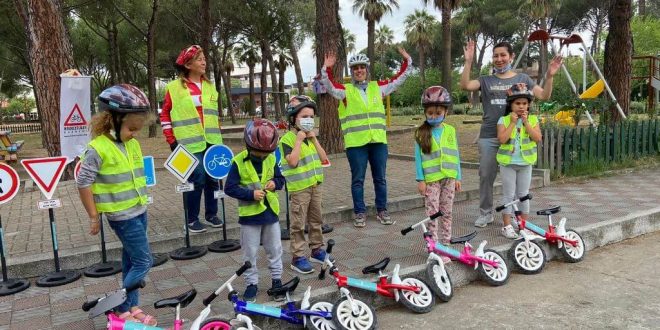 Bergama'da çocuklara bisiklet ve trafik eğitimi verildi