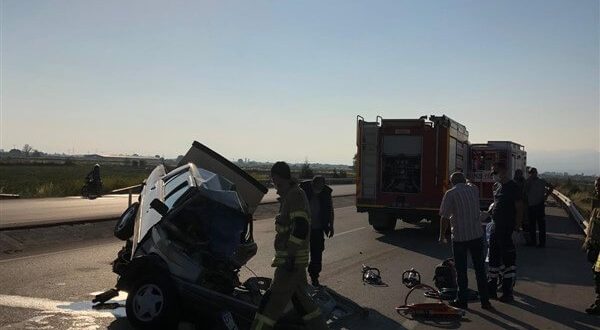 Bergama'da meydana gelen kazada iki otomobil çarpıştı: 1 ölü, 2 yaralı