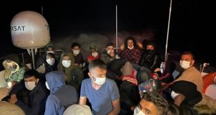 Bodrum açıklarında lastik bottaki 30 düzensiz göçmen kurtarıldı