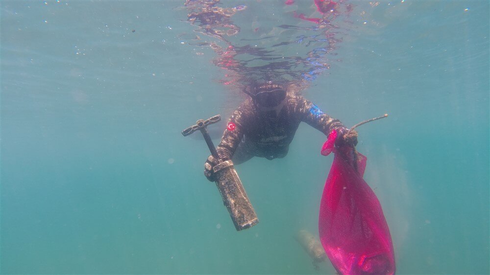 Bodrum'da dalgıçların yaptığı deniz dibi temizliğinde bir ton atık toplandı