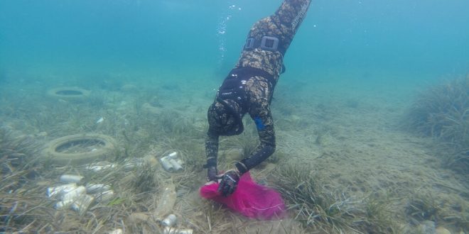 Bodrum'da dalgıçların yaptığı deniz dibi temizliğinde yarım tona yakın atık toplandı