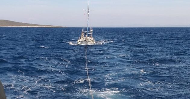 Bodrum'da denizde sürüklenen teknedeki 4 kişi kurtarıldı