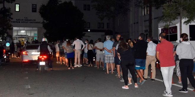 Bodrum'da Kovid-19 aşısı olmak isteyen vatandaşlar hastanede yoğunluğa neden oldu