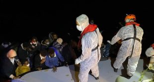 Çeşme açıklarında Türk kara sularına itilen 32 sığınmacı kurtarıldı