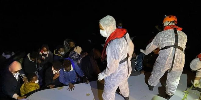Çeşme açıklarında Türk kara sularına itilen 32 sığınmacı kurtarıldı