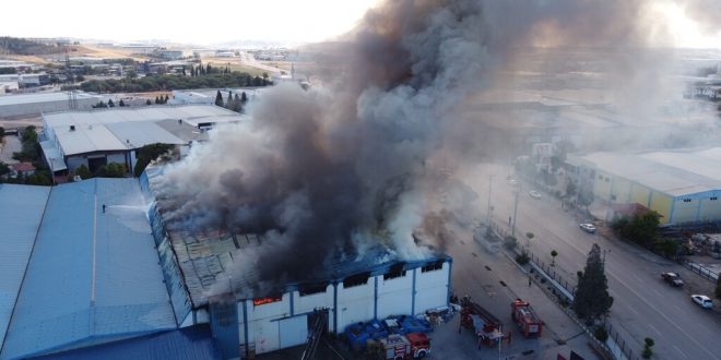 Denizli Merkezefendi ilçesinde tekstil fabrikasında yangın çıktı