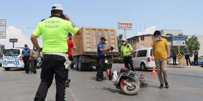 Denizli'de hafriyat kamyonunun altında kalan elektrikli bisiklet sürücüsü yaşamını yitirdi