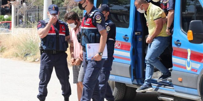 Denizli'de mahrem görüntülerini kaydettikleri kişilere şantaj yaptığı öne sürülen iki kişi yakalandı