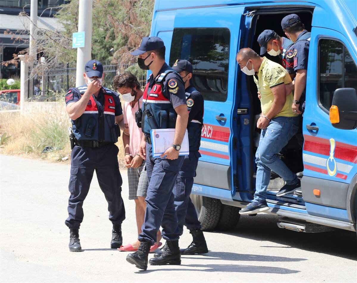 Denizli'de mahrem görüntülerini kaydettikleri kişilere şantaj yaptığı öne sürülen iki kişi yakalandı