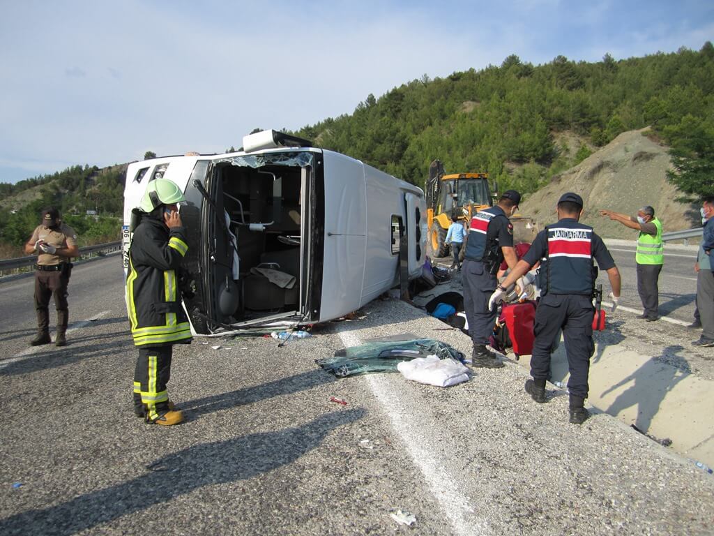 Denizli'de midibüs devrildi: 25 yaralı