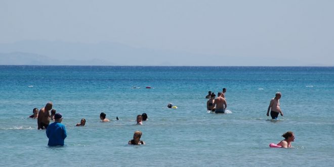 Didim Altınkum Plajı'nda kısıtlamasız ilk cumartesi gününde yoğunluk yaşandı